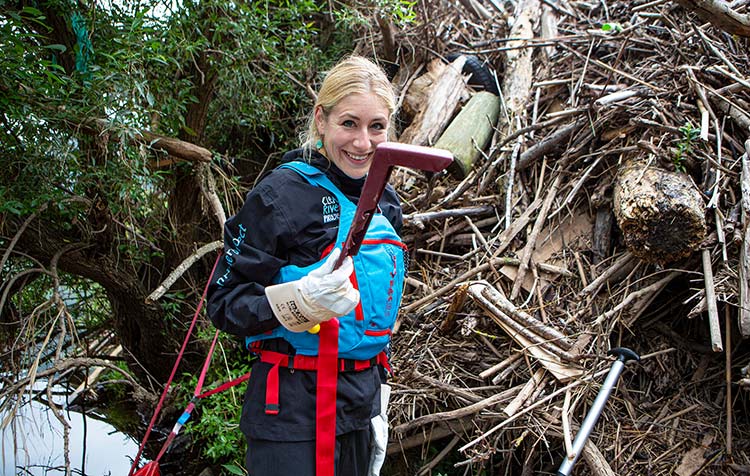 Die Vereinsvorsitzende des Clean River Projects Franziska Braunschädel beim Clean-up.